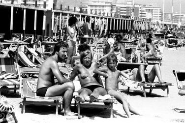 vacanze anni settanta turismo MARE SPIAGGIA CALDO TURISTI