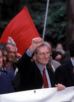 LUCIANO VIOLANTE SALUTA CON IL PUGNO CHIUSO ALLA MANIFESTAZIONE NAZIONALE DELL ULIVO