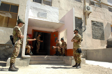 CONTINGENTE ITALIANO IN AFGHANISTAN MILITARI NATO CAMP INVICTA ISAF KABUL AFGHANISTAN