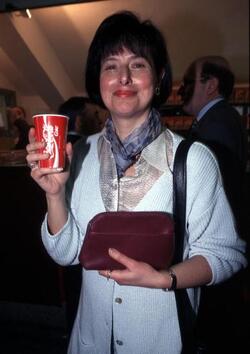 MARIA CHIARA ACCIARINI MENTRE BEVE COCACOLA