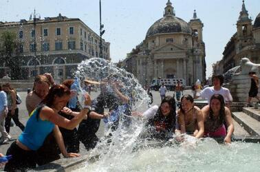 CALDO ESTATE TURISTI PIAZZA DEL POPOLO ACQUA ROMA