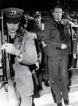 WALTER REDER maggiore delle SS MANDANTE DELLA STRAGE DI MARZABOTTO NEL1944 A MARZABOTTO 1951 SOPRALUOGO DURANTE UNA FASE DEL PROCESSO