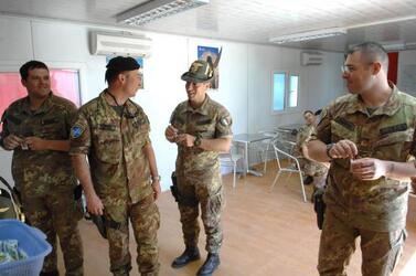 CONTINGENTE ITALIANO IN AFGHANISTAN MILITARI NATO CAMP INVICTA ISAF KABUL AFGHANISTAN