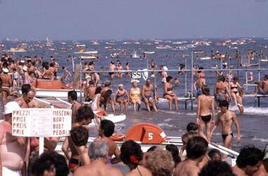 RICCIONE ESTATE TURISMO TURISTI SPIAGGIA SPIAGGE BAGNANTI MARE COSTUME ANNI 80 RICCIONE ESTATE TURISMO TURISTI SPIAGGIA SPIAGGE BAGNANTI MARE COSTUME ANNI 80