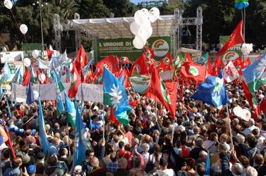 MANIFESTAZIONE L UNIONE CONTRO LA FINANZIARIA BANDIERE
