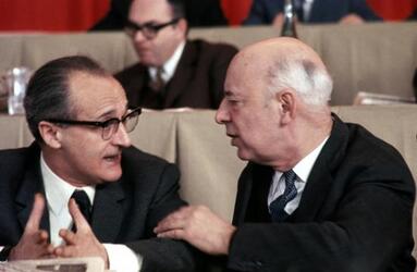 ALESSANDRO NATTA POLITICO PCI CON GIANCARLO PAJETTA 1966