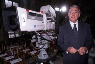 BIAGIO AGNES CON UNA TELECAMERA