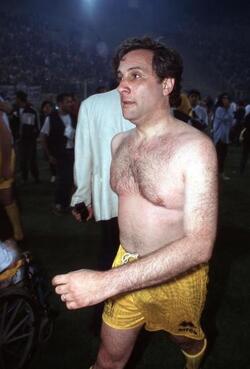 ANTONIO TAJANI POLITICO FI DURANTE LA PARTITA DI CALCIO SPORT