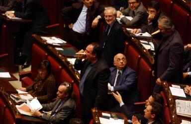 AULA DI MONTECITORIO DURANTE IL VOTO PER LA LEGGE SUL CONFLITTO D INTERESSE PAOLO CENTO SBEFFEGGIA I RAPPRESENTANTI DEL GOVERNO disordini