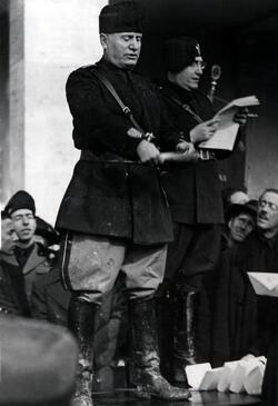 Benito Mussolini Duce dell Italia fascista 1934 consegna libretto di pensine