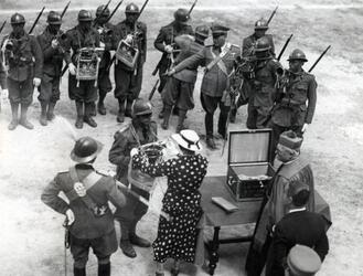 FASCISMO CONSEGNA DRAPPELLO AL 150&Acirc;&iexcl; fanteria donne