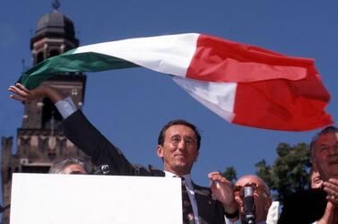 GIANFRANCO FINI POLITICO AN SVENTOLA LA BANDIERA ITALIANA