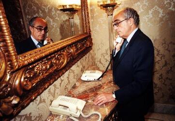 ANGELO SANZA POLITICO FI SPECCHIO