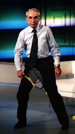 GIULIANO AMATO POLITICO MENTRE GIOCA A TENNIS