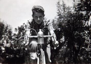 MARIO MONTI sulla bicicletta Bianchi Campione del Mondo anni 50 giovane