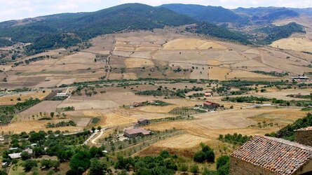 SPERLINGA comune e paese delle madonie in Sicilia. Fotografie di Giulio Azzarello &copy;2014.