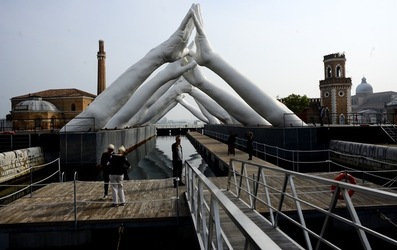 LE MANI DI LORENZO QUENN Biennale di Venezia. Fotografie di Giulio Azzarello &copy;2020.