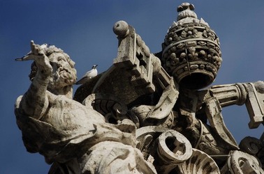 LE SCULTURE DI SAN PIETRO sopra il colonnato a Roma. Fotografie di Giulio Azzarello &copy;2014.