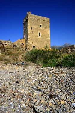 CASTELLO di Campofelice di Roccella. Fotografie di Giulio Azzarello &copy;2020.