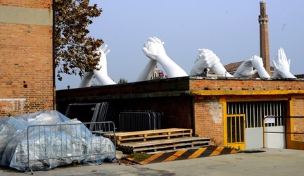 LE MANI DI LORENZO QUENN Biennale di Venezia. Fotografie di Giulio Azzarello &copy;2020.