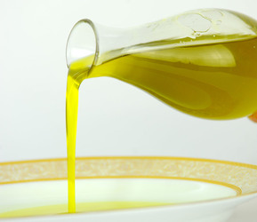 OLIO DI OLIVA di Sicilia. Fotografie di Giulio Azzarello &copy;2016.