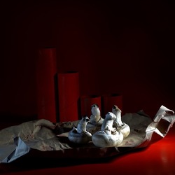 CARTONI ROSSI. Fotografie di Giulio Azzarello &copy;2023.