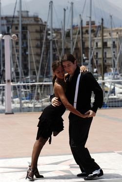 DIEGO CALARCO e il suo tango argentino. Fotografie di Giulio Azzarello ©2014. DIEGO CALARCO e il suo tango argentino. Fotografie di Giulio Azzarello ©2014.