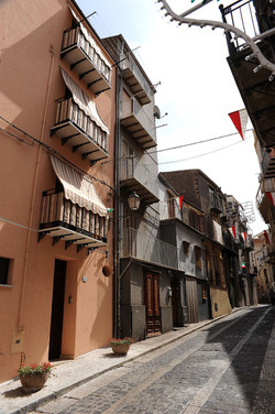 ISNELLO in Sicilia comune e paese del territorio delle madonie. Fotografie di Giulio Azzarello &copy;2014.