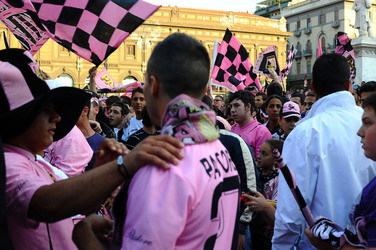 I TIFOSI DEL PALERMO CALCIO in piazza per festeggiare. Fotografie di Giulio Azzarello ©2014. I TIFOSI DEL PALERMO CALCIO in piazza per festeggiare. Fotografie di Giulio Azzarello ©2014.