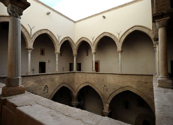 LOGGIATO arabo normanno allo Steri di Palermo. Fotografie di Giulio Azzarello &copy;2014.