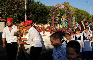 PROCESSIONE RELIGIOSA DEL MARE a Linosa. Fotografie di Giulio Azzarello ©2014. PROCESSIONE RELIGIOSA DEL MARE a Linosa. Fotografie di Giulio Azzarello ©2014.