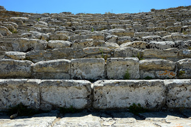 SEGESTA il sito archeologico il teatro greco e l acropoli. Panorami e particolari. Fotografie di Giulio Azzarello &copy;2014.