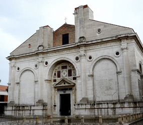 TEMPIO MALATESTIANO e SPIAGGIA di Rimini. Fotografie di Giulio Azzarello &copy;2016.