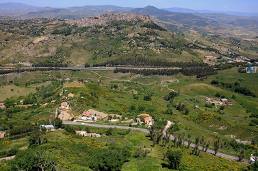 PAESAGGIO SICILIANO in provincia di Enna. Fotografie di Giulio Azzarello &copy;2014.