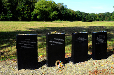 AUSCHHWITZ BIRKENAU le lapidi della memoria. Fotografie di Giulio Azzarello &copy;2016.