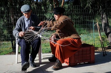 CESTO tipico tradizionale siciliano impagliato. Fotografie di Giulio Azzarello &copy;2014.