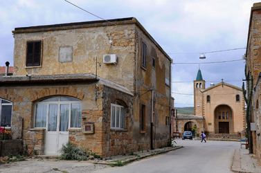 BORGO RURALE in provincia di Enna in Sicilia. Fotografie di Giulio Azzarello &copy;2014.