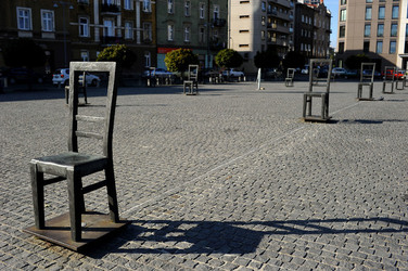 LA SEDIA DELLA MEMORIA nel quartiere ebraico di Cracovia. Fotografie di Giulio Azzarello &copy;2016.