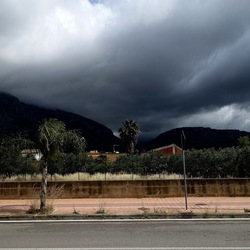 CAMMINANDO. Fotografie di Giulio Azzarello &copy;2024.