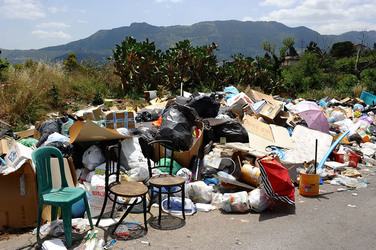 DISCARICA abusiva nei pressi del comune e paese di Monreale in Sicilia. Fotografie di Giulio Azzarello &copy;2014.