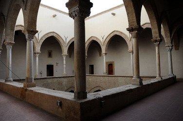 LOGGIATO arabo normanno allo Steri di Palermo. Fotografie di Giulio Azzarello &copy;2014.