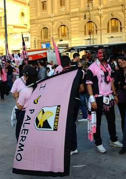 I TIFOSI DEL PALERMO CALCIO in piazza per festeggiare. Fotografie di Giulio Azzarello ©2014. I TIFOSI DEL PALERMO CALCIO in piazza per festeggiare. Fotografie di Giulio Azzarello ©2014.