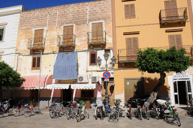 Il PORTO DI FAVIGNANA in Sicilia visioni panoramiche o particolari. Fotografie di Giulio Azzarello &copy;2014.