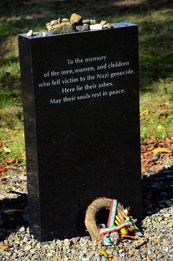 AUSCHHWITZ BIRKENAU le lapidi della memoria. Fotografie di Giulio Azzarello &copy;2016.