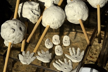 SARA CUTICCHIO e il suo laboratorio per i bambini. Fotografie di Giulio Azzarello &copy;2020.