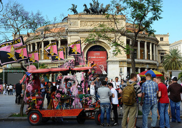 I TIFOSI DEL PALERMO CALCIO in piazza per festeggiare. Fotografie di Giulio Azzarello ©2014. I TIFOSI DEL PALERMO CALCIO in piazza per festeggiare. Fotografie di Giulio Azzarello ©2014.