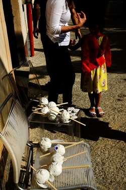 SARA CUTICCHIO e il suo laboratorio per i bambini. Fotografie di Giulio Azzarello &copy;2020.