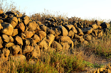 ISOLA DI USTICA pietre. Fotografie di Giulio Azzarello &copy;2016.