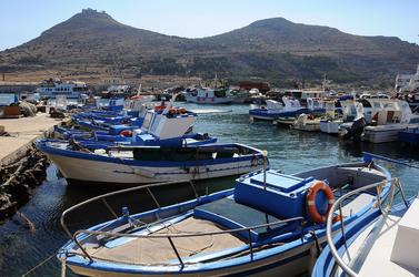 Il PORTO DI FAVIGNANA in Sicilia visioni panoramiche o particolari. Fotografie di Giulio Azzarello &copy;2014.
