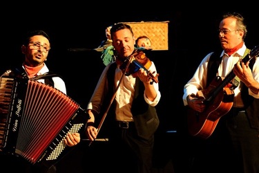 SERENATA fotografie di Giulio Azzarello ©2020. SERENATA fotografie di Giulio Azzarello ©2020.